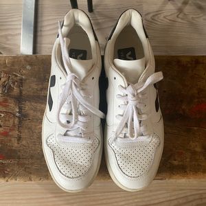 Veja V-10 sneakers Size 6